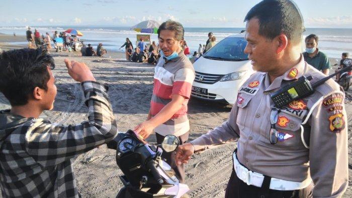 Polisi Bubarkan Balap Liar Di Pantai Pasut Tabanan