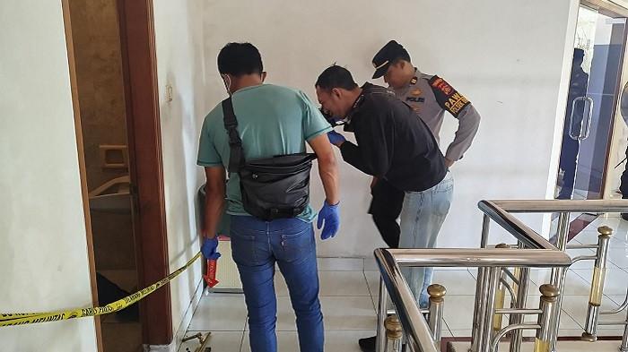 GARIS POLISI - Garis polisi dipasang di depan kamar mandi sebuah rumah di Jalan Drupadi, Desa Dangri Kelod, Denpasar Timur, Kota Denpasar.