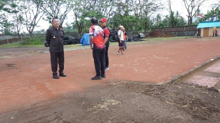 Gede Dana Terus Pantau Pengerjaan Lanjutan Pembangunan Stadion Amlapura