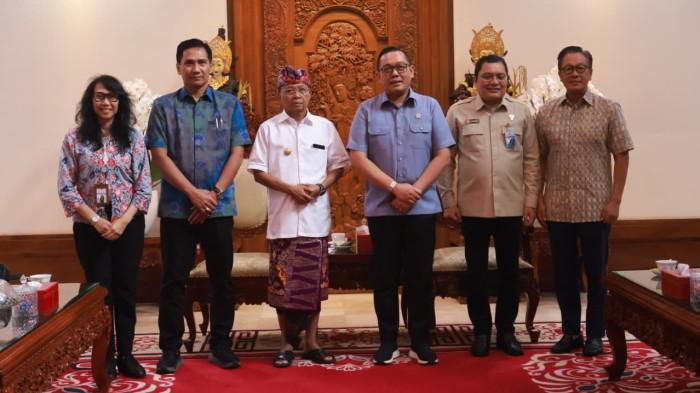 Gubernur Bali, Wayan Koster, menerima kunjungan kerja Wakil Menteri Investasi dan Hilirisasi/Wakil Kepala Badan Koordinasi Penanaman Modal (BKPM), Todotua Pasaribu, di Jayasabha, Denpasar, Jumat (14/11) sore.