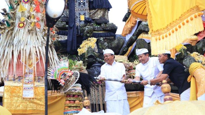 Gubernur Bali & Wagub Haturkan Bhakti Penyineban, Karya Ida Bhatara Turun Kabeh di Pura Besakih