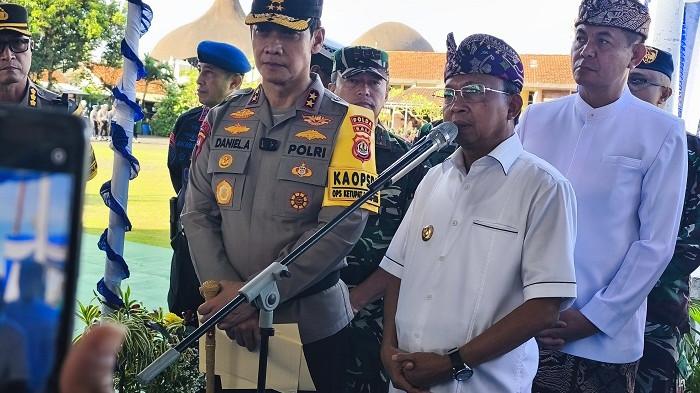 APEL - Gubernur Bali, Wayan Koster bersama Kapolda Bali, Irjen Pol Daniel Adityajaya memberikan keterangan usai apel di Lapangan Iptu Soetardjo Mako Brimob Polda Bali, pada Kamis (12/3).