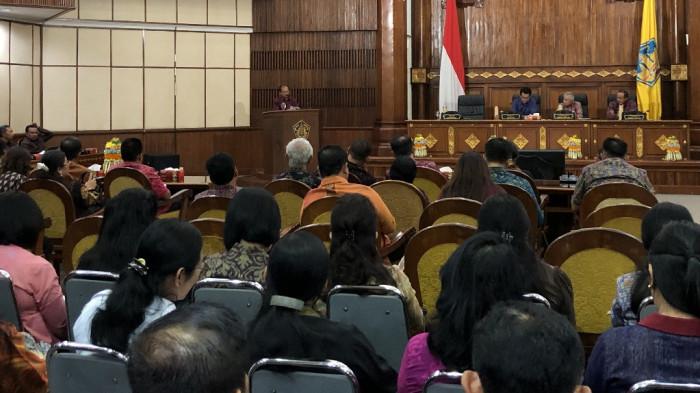 Gubernur Bali Wayan Koster saat menghadiri Rapat Paripurna ke-8 DPRD Provinsi Bali Masa Persidangan I Tahun Sidang 2025-2026, Rabu 22 Oktober 2025 di Ruang Rapat Wiswa Sabha Utama, Kantor Gubernur Bali. Apresiasi Pansus TRAP DPRD Bali, Gubernur Koster : Jangan Sampai Jadi Kontra-Produktif Digugat Balik