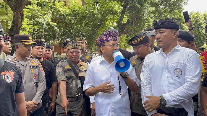 TERIMA KEDATANGAN - Gubernur Bali, Wayan Koster terima kedatangan Forum Perjuangan Driver Pariwisata Bali (FPDPB) ke Kantor Gubernur Bali, Kamis 12 Maret 2026.