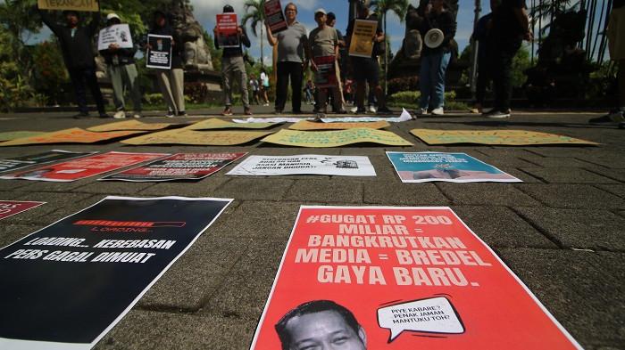 DEMO - Gugatan terhadap Tempo, jurnalis di Bali hadir dalam Aksi Solidaritas Jurnalis Bali sebagai bentuk pembelaan terhadap kebebasan pers dan penolakan segala bentuk pembungkaman.