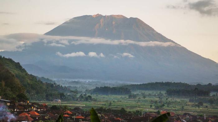 Pendakian Gunung Agung Ditutup Selama Pujawali di Pura Pasar Agung Karangasem Bali