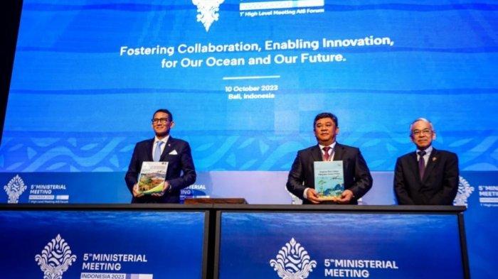Hadiri Pertemuan MM AIS Forum 2023, Menparekraf Terima Dokumen Peta Jalan Dekarbonisasi Pariwisata