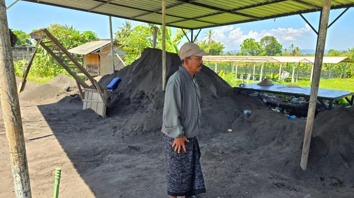 
MATERIAL PASIR – Suasa di tempat penjualan material pasir yang ada di Desa Takmung, Kecamatan Banjarangkan, Kabupaten Klungkung, Minggu (19/4).