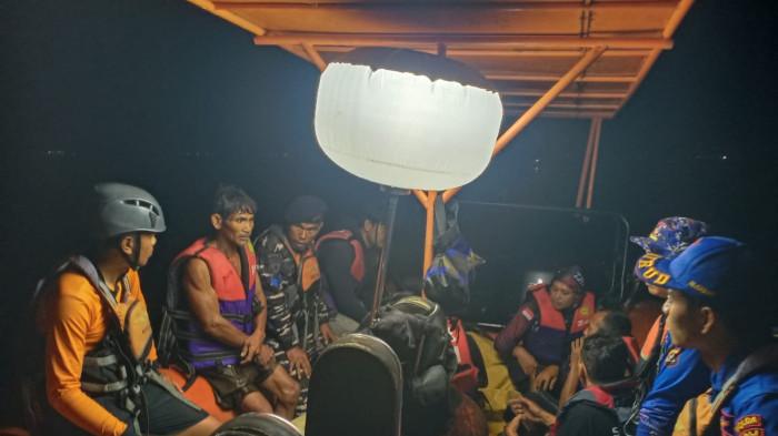 Evakuasi - Tim SAR gabungan saat melakukan evakuasi terhadap enam pemancing di perairan Sanggalangit, Kecamatan Gerokgak. Kamis (4/6/2026). Hilang Keseimbangan, Jukung Berisi Enam Pemancing Terbalik di Laut Sanggalangit Buleleng Bali
