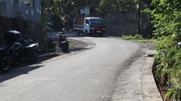 PERESMIAN - Wabup Buleleng, Gede Supriatna meresmikan ruas jalan Pulau Timor, Desa Padang Keling, Minggu (5/10). Penantian masyarakat untuk memiliki jalan beraspal akhirnya terwujud setelah 35 tahun.