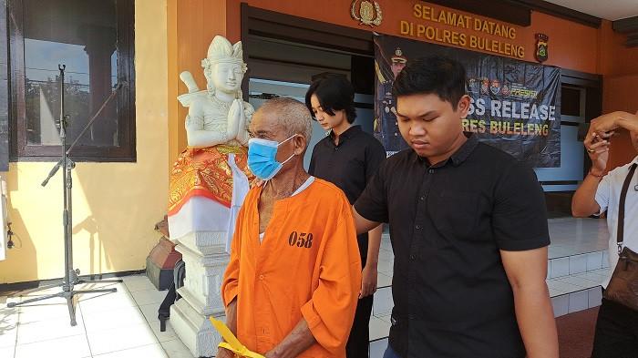 BEJAT- IMS saat dihadirkan pada pers release, Sabtu (4/10/2025). Lansia 75 tahun itu tega melakukan kekerasan seksual pada perempuan disabilitas hingga hamil 7 bulan.