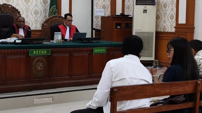 JALANNYA SIDANG - Sidang pemeriksaan terdakwa dalam kasus penembakan WNA Australia di PN Denpasar, Senin (5/1).