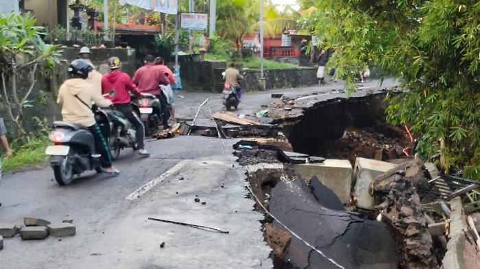 Sekda Gianyar Keluarkan SE Bencana Hidrometeorologi, Gus Bem: Jangan Buang Sampah Sembarangan