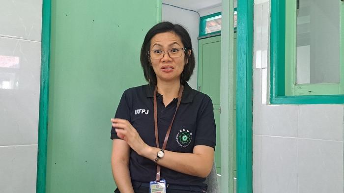 Beri Keterangan - Dokter Forensik RSUD Buleleng, dr Klarisa saat memberi keterangan mengenai hasil pemeriksaan luar terhadap jenazah lima WNA Tiongkok. Jumat (14/11/2025).