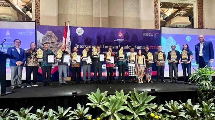 Sandiaga Uno Dianugerahi Sebagai Tokoh Inspiratif Pengembang Pariwisata Berkelanjutan di Bali