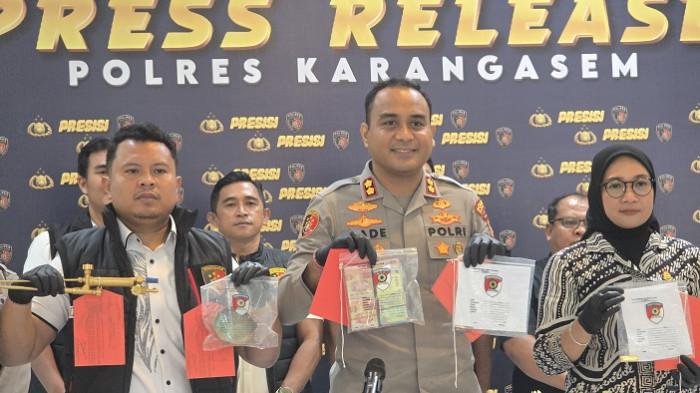 BARANG BUKTI - Kapolres Karangasem AKBP I Made Santika dan Kajari Karangasem Shinta Ayu Dewi Raden Roro, Jumat (12/6/2026) saat menunjukan barang bukti kasus pencurian benda sakral berupa bhawa atau mahkota sakral milik sulinggih di sejumlah griya di wilayah Desa Budakeling, Kecamatan Bebandem serta di Griya di Wilayah Abang.