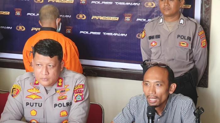 Kapolres Tabanan, AKBP I Putu Bayu Pati, (kiri) didampingi Kasat Reskrim, AKP Made Teddy Satria Pramana, saat ditemui di Polsek Marga pada Jumat 24 Oktober 2025.