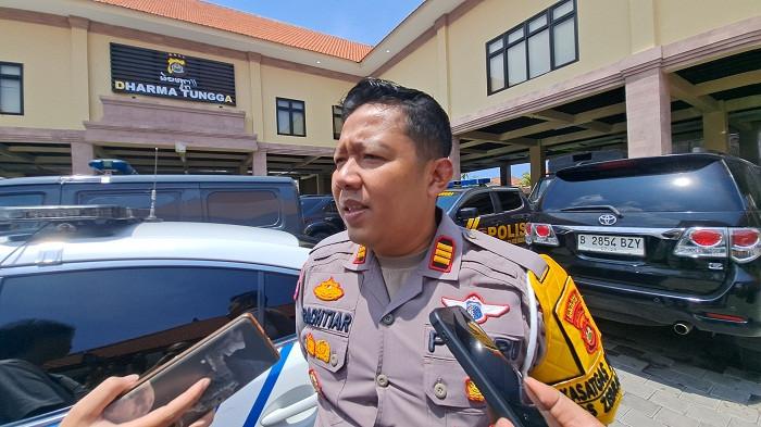BERI KETERANGAN - Kasat Lantas Polres Buleleng, AKP Bachtiar Arifin. Ia mengatakan sopir truk travel yang mengakibatkan lima WNA tewas, telah ditetapkan sebagai tersangka, Senin (24/11).