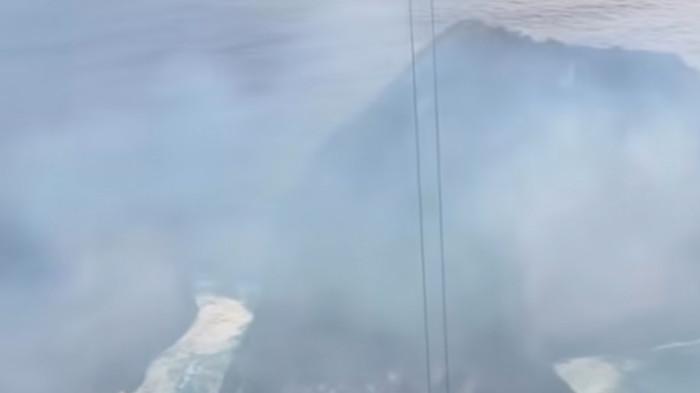 Kebakaran terjadi di kawasan tebing objek wisata Kelingking Beach, Desa Bunga Mekar, Kecamatan Nusa Penida, pada Kamis (23/10/2025).