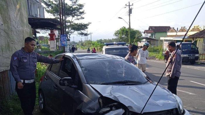 4 Wanita Muda Alami Kecelakaan, Mobil Honda Brio Tabrak Tembok Lalu Terguling