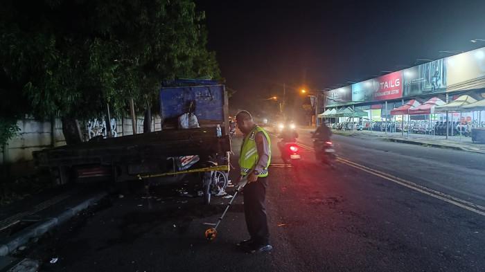 Polisi melakukan olah TKP laka lantas di Jalan Cargo Permai, Denpasar Utara, Denpasar, Bali, pada Minggu 18 Januari 2026 dini hari. Kecelakaan Maut di Denpasar, Motor Ringsek Hantam Truk Parkir, PL Alami Cedera Serius di Kepala