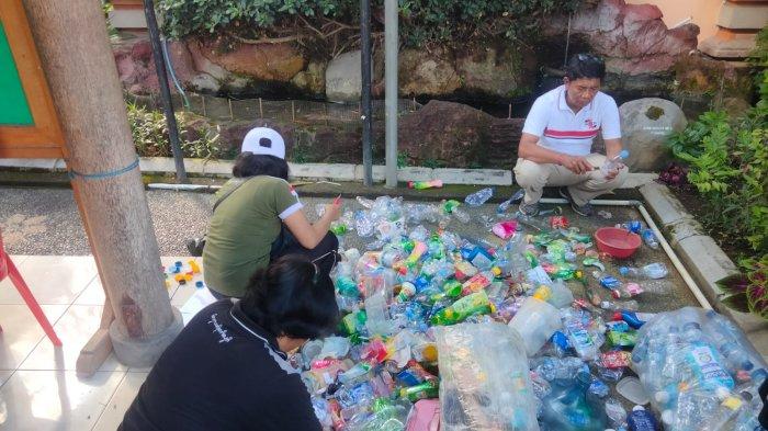 Bank Sampah Pelita Dangin Puri Denpasar Berikan Sembako untuk 10 Pemilik Saldo Terbanyak