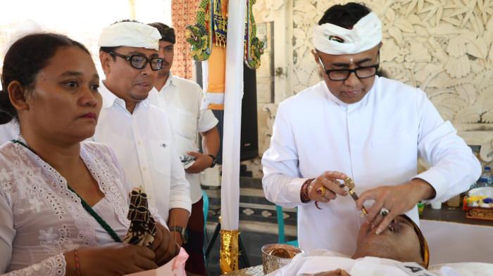 Diikuti 283 Orang, PHDI Denpasar Gelar Menek Kelih, Pawintenan Saraswati dan Metatah Massal