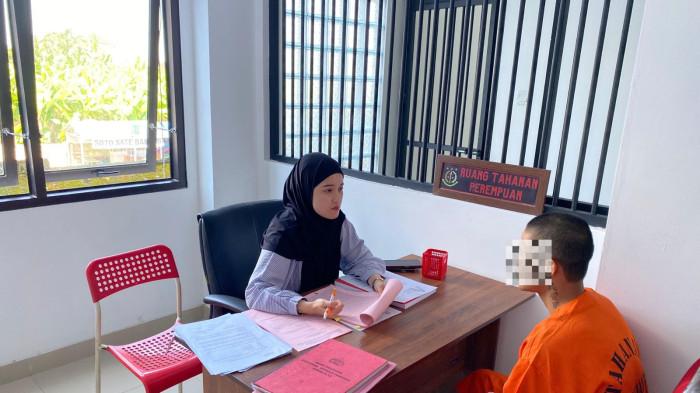 Pelimpahan: Kejaksaan Negeri Gianyar, Bali saat menerima pelimpahan pelaku pencucian dengan kekerasan, Senin 1 September 2025. Panjat Pagar Toko, RS Nekat Curi 8 Tabung Gas LPG dan Telur, Sempat Ancam Pemilik Toko dan Kabur