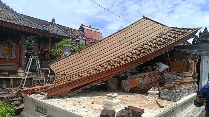 BALE HANCUR - Kerusakan bale dangin milik warga akibat angin kencang