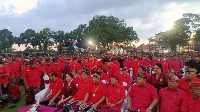 Pengukuhan - Ketua PDIP Bali, I Wayan Koster, dalam acara pengukuhan kader PDIP Gianyar, di Alun-alun Gianyar, Bali, Minggu 29 Maret 2026.