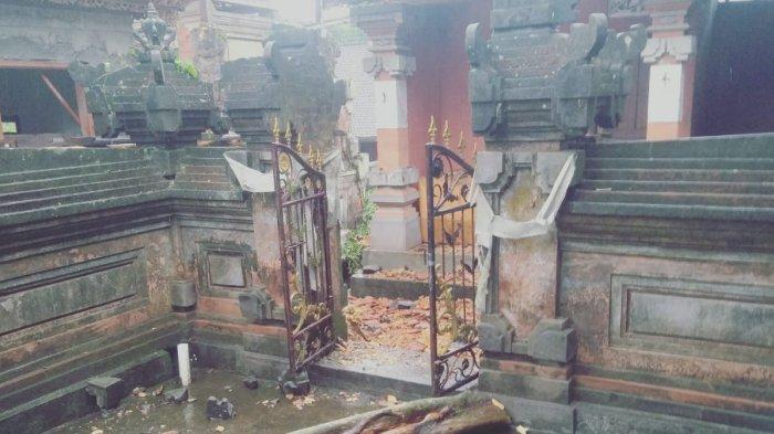 Bale Pewaregan Pura Puseh Bangun Lemah Tertimpa Dahan Pohon Beringin