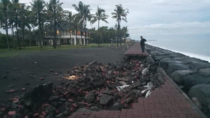 Jogging Track Pantai Lepang di Klungkung Bali Hancur Diterjang Ombak Tinggi