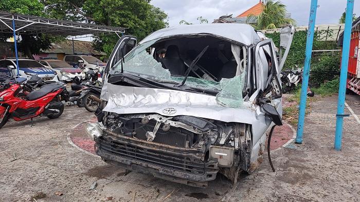 Ringsek - Kondisi mobil Hiace yang terlibat lakalantas di jalur Denpasar - Singaraja terlihat ringsek. Mobil tersebut sudah diamankan di Kantor Satlantas Polres Buleleng untuk dilakukan pemeriksaan. Jumat (14/11/2025). 