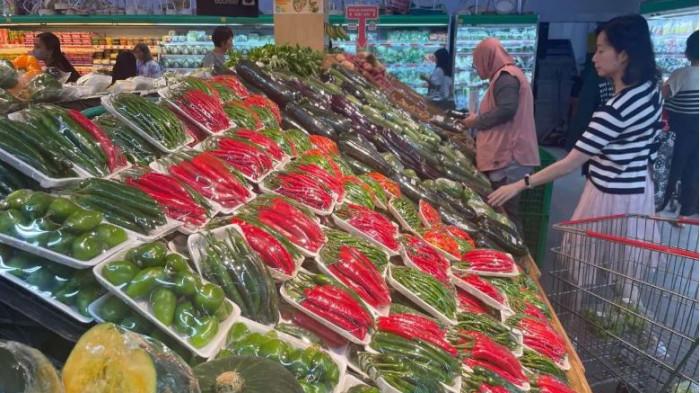 BELANJA - Konsumen berbelanja di pusat perbelanjaan di Tangerang Selatan, Banten. BI memperkirakan kinerja penjualan eceran pada Oktober 2025 meningkat, baik secara bulanan maupun tahunan. 