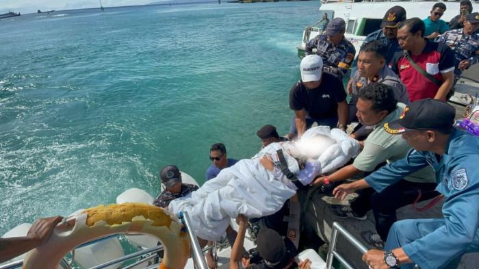 Korban tertimpa pohon tumbang di kawasan Pura Segara Penataran Ped saat diseberangkan dari Nusa Penia, Kamis 6 November 2025. 5 Korban Pohon Tumbang di Pura Penataran Ped Bali Dipulangkan, Kapolsek: Semoga Segera Pulih