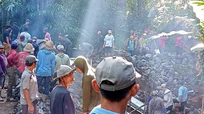Krama Semaon Payangan Gotong Royong Perlebar Jalan, Dewan Payangan Sumbang Batu dan Pasir