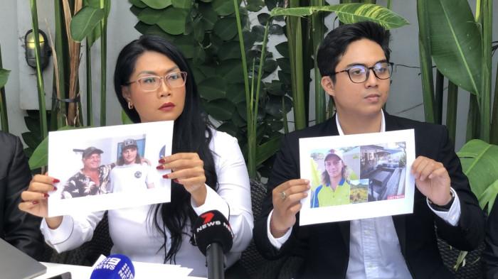 Kuasa hukum keluarga Byron dari Malekat Hukum Law Firm menunjukkan foto almarhum sebelum meninggal dan menunjukkan surat-surat dari kepolisian hasil autopsi. Kematian Byron di Bali Dinilai Tidak Wajar, Keluarga Pertanyakan Penahanan Organ Jantung