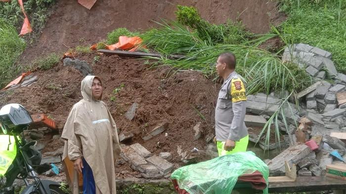 Hujan Deras, Warung Gede Ropa Hancur Ditimpa Longsor di Buleleng Bali, Kerugian Ditaksir Rp 25 Juta