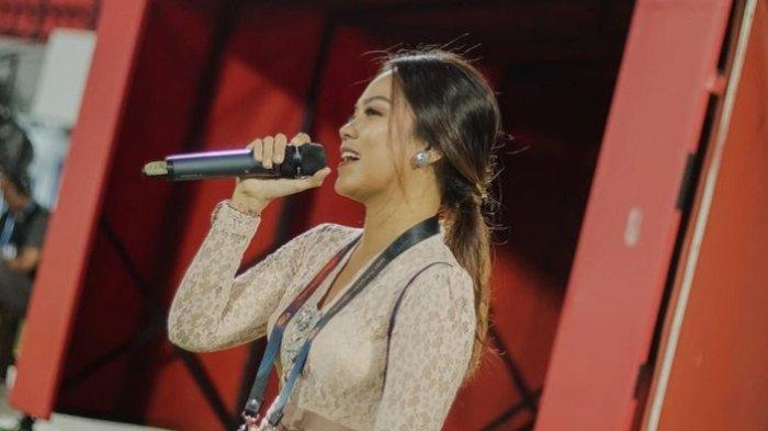 Maria Hills, Suara Lantang Menggugah Semangat Penonton Bali United di Stadion Kapten I Wayan Dipta