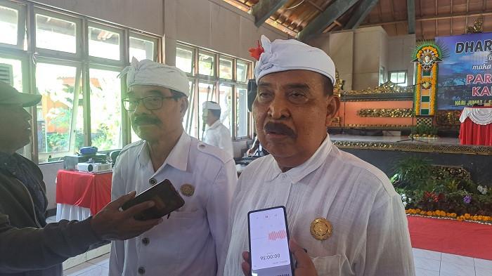 Terpilih - Nyoman Westha saat bersalaman dengan undangan yang hadir. Nyoman Westha terpilih sebagai ketua MDA Buleleng periode 2025-2030.
