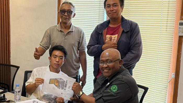 Made Hiroki, Direktur PT Aksara Cristy Legal, secara resmi memfisikkan proyek SOLUSI AKSARA PIROLISIS — sebuah mesin pengolah sampah, berbasis teknologi pirolisis yang digadang-gadang menjadi jawaban atas darurat sampah Bali pasca penutupan TPA Suwung.