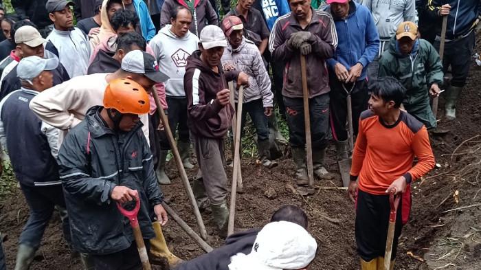 Evakuasi - Masyarakat bersama petugas gabungan berusaha mengevakuasi I Nyoman Buda yang tertimbun longsor di Desa Suter, Kintamani, Bangli, Jumat 13 Februari 2026.