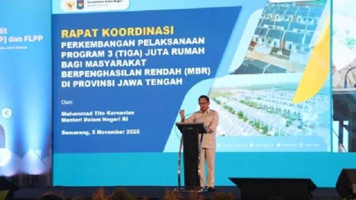 SAMBUTAN – Mendagri Tito Karnavian memberikan sambutan di Majapahit Convention Semarang (MAC) Ballroom, Kota Semarang, Jawa Tengah pada Rabu, 5 November 2025. Tito meminta kepada gubernur dan bupati agar kebijakannya berdasarkan data dan teori yang teruji.
