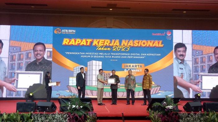 Menteri ATR/Kepala BPN Anugerahi Gubernur Koster Penghargaan