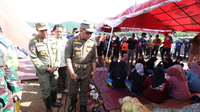 Menteri Dalam Negeri Tito Karnavian saat meninjau lokasi bencana
