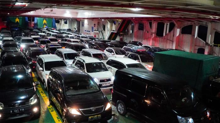 ANTRE - Mobilitas penyeberangan di lintasan Bali–Jawa terus meningkat menjelang arus mudik Lebaran.