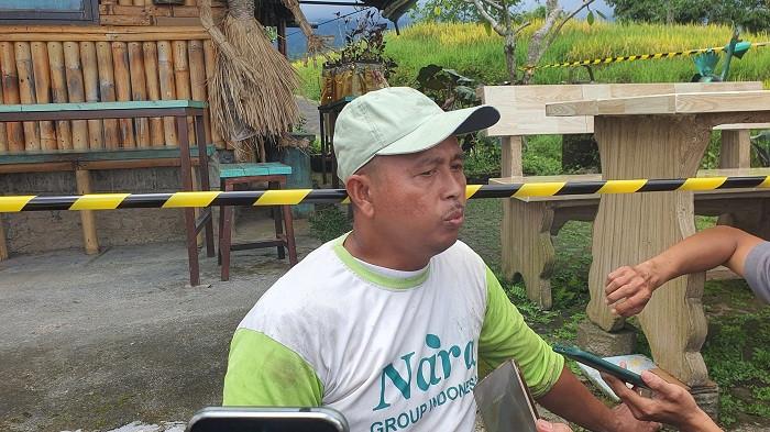 SOSOK - Nengah Darmika yasa yang akrab disapa Pak Yogi, saat ditemui di warungnya di Wilayah Jatiluwih Tabanan pada Selasa 2 Desember 2025.