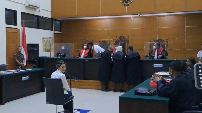 Nikita Mirzani Geram Disentuh Oleh Seorang Petugas: Jangan Ditarik-tarik!