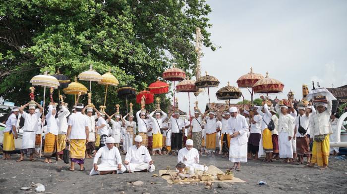 Tradisi Nyepi Segara yang menjadi rangkaian Ngusaba Segara lan Ngusaba Nini di Pura Segara menjadi benteng untuk menjaga budaya sekaligus memperkuat identitas masyarakat Kusamba. 
