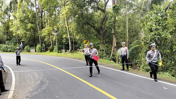 OLAH TKP - Satlantas Polres Buleleng saat melakukan olah TKP ulang insiden kecelakaan maut di jalan Denpasar-Singaraja, tepatnya di wilayah Desa Padangbulia, Kecamatan Sukasada, Buleleng.  